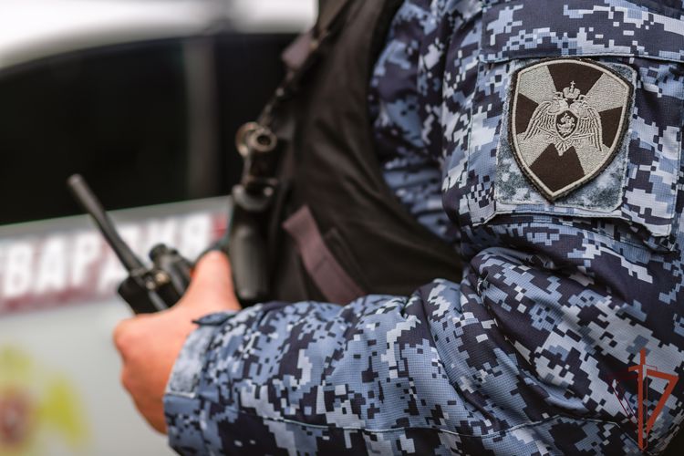 Сотрудники Росгвардии задержали мужчину по подозрению в ограблении ювелирного магазина в Крымске