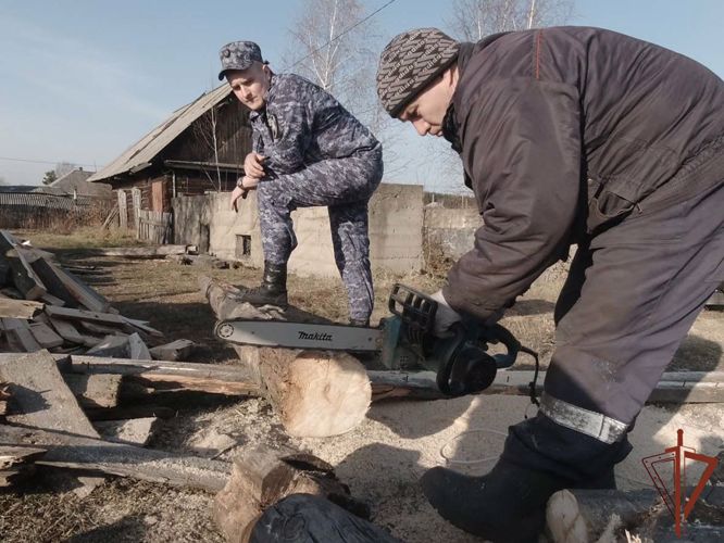Росгвардейцы оказали адресную помощь пенсионерке в Кузбассе