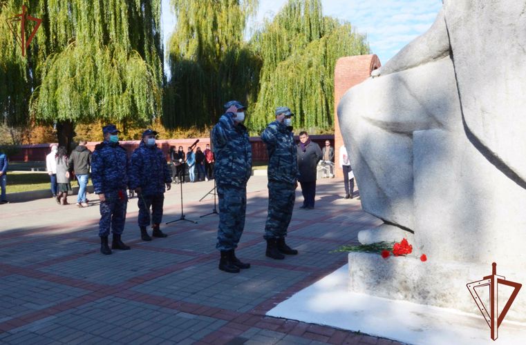 Росгвардейцы облагородили более 70 мест захоронения ветеранов и фронтовиков в Тамбове