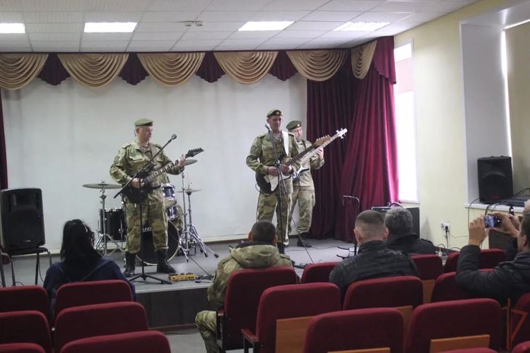 Военнослужащие Росгвардии поздравили омских ветеранов с Днем пожилых людей