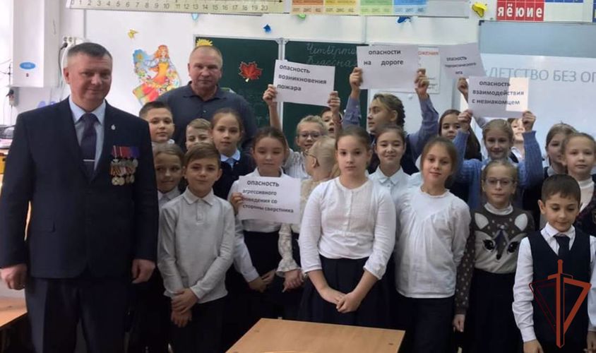 Ветераны тюменского СОБР рассказали подшефным школьникам о подвиге сослуживца Героя России  Тимура Мухутдинова