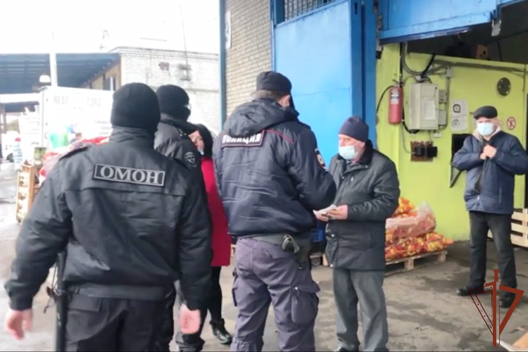 Сотрудники ОМОН Росгвардии обеспечили проведение профилактического рейда в Санкт-Петербурге