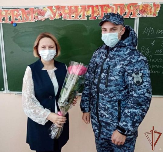 На Урале представители Росгвардии поздравили учителей подшефных учреждений с профессиональным праздником