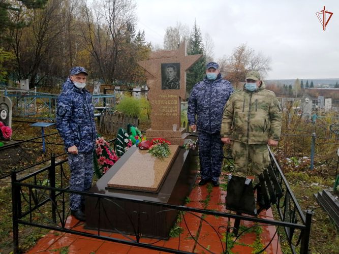Сотрудники Росгвардии почтили память Героя России Николая Ситникова на его малой родине