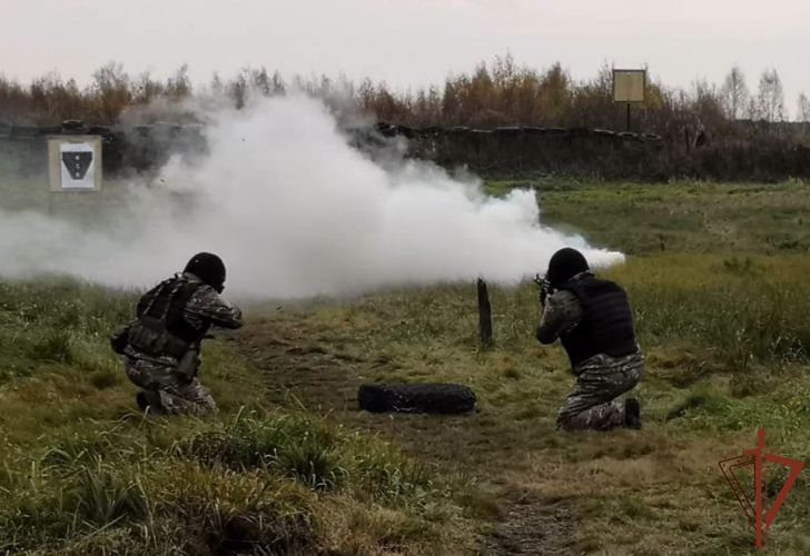 Сотрудники тюменского ОМОН Росгвардии провели комплексные занятия в полевых условиях (видео)