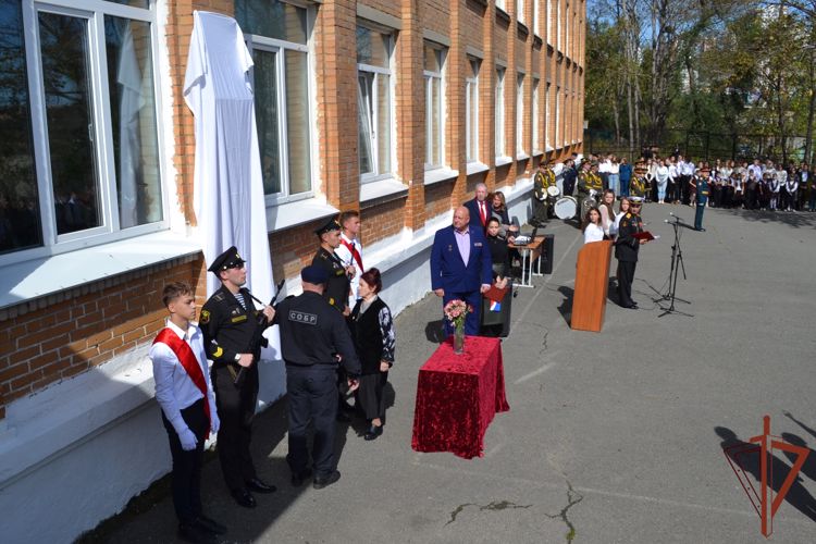 Мемориальную доску погибшему офицеру СОБР открыли во Владивостоке