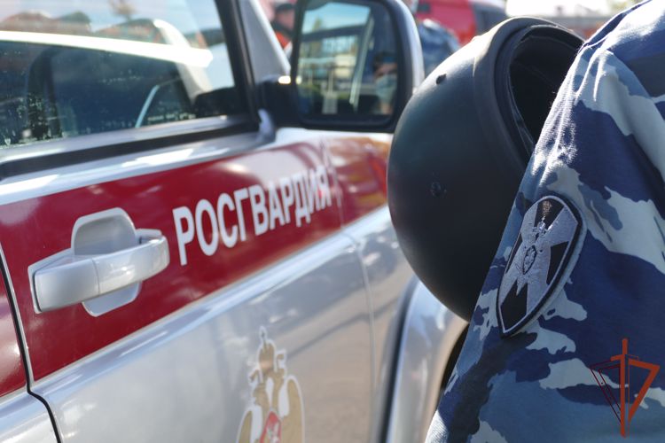 Сотрудник Росгвардии в Крыму оказал помощь пострадавшей в ДТП девушке