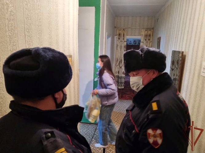 Росгвардейцы помогают пожилым жителям Новосибирской области 