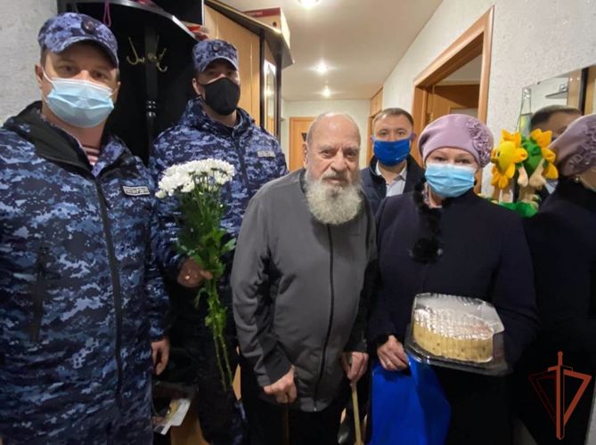 Росгвардейцы поздравили с 98-летием тюменца-участника Великой Отечественной войны 