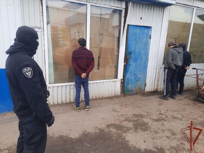 При содействии бойцов ОМОН Росгвардии в Югре конфисковано более 11 тонн контрафактного алкоголя (видео)