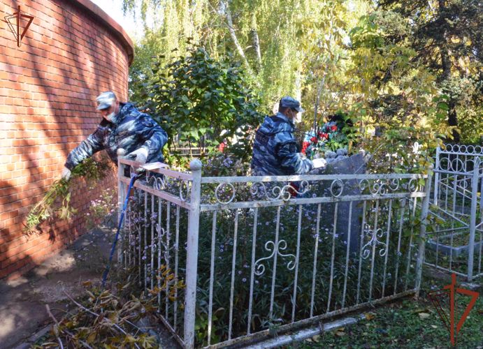 Росгвардейцы облагородили более 70 мест захоронения ветеранов и фронтовиков в Тамбове