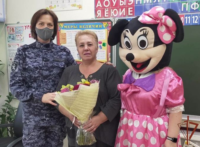 На Урале представители Росгвардии поздравили учителей подшефных учреждений с профессиональным праздником