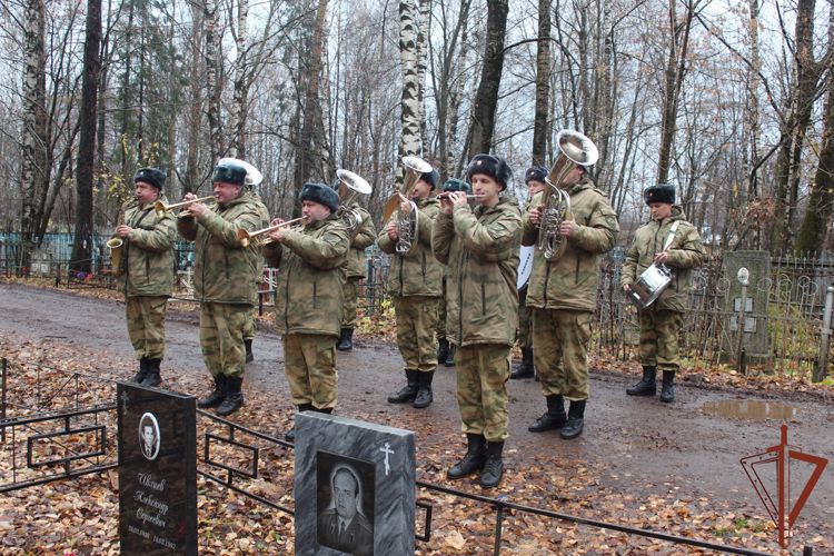 Росгвардейцы приняли участие в церемонии открытия памятника ветерану Великой Отечественной войны в Кирове