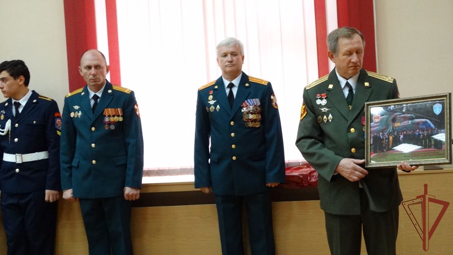 Московской школе передали модель вертолета Росгвардии «Герой России Василий Чубенко»  