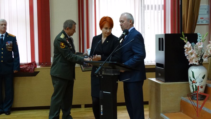 Московской школе передали модель вертолета Росгвардии «Герой России Василий Чубенко»  