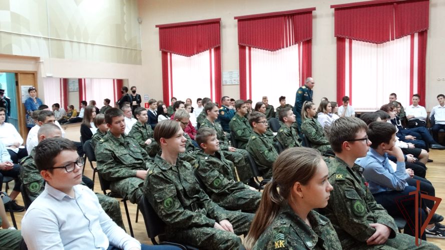 Московской школе передали модель вертолета Росгвардии «Герой России Василий Чубенко»  