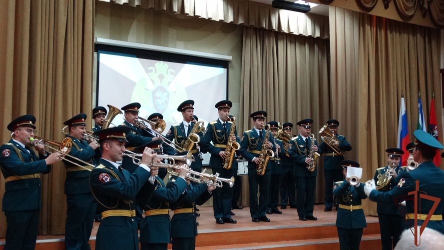 Московской школе передали модель вертолета Росгвардии «Герой России Василий Чубенко»  
