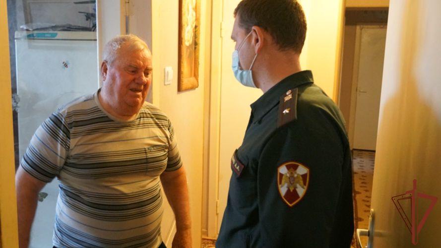 В Брянске росгвардейцы поздравили с Днём вневедомственной охраны ветерана службы 