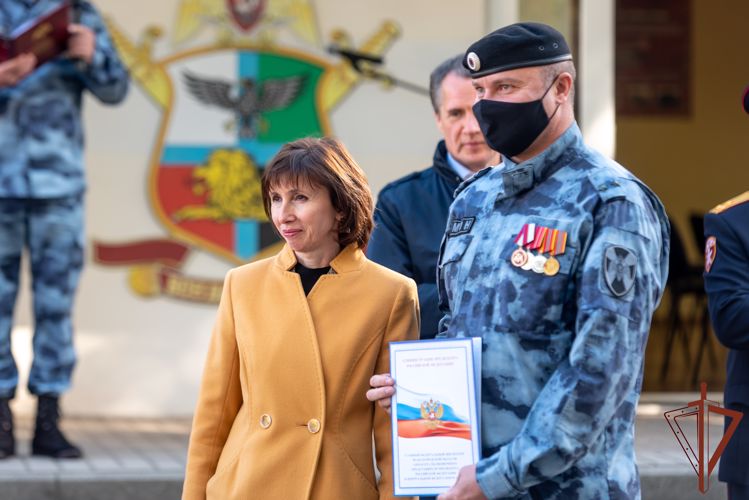 Губернатор Белгородской области поздравил сотрудников СОБР и ОМОН Росгвардии с профессиональными праздниками