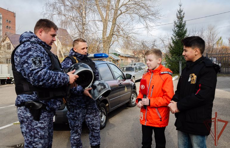 Юные пензенские журналисты побывали в гостях у вневедомственной охраны Росгвардии