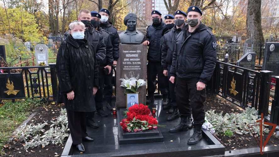 Офицеры орловского СОБР почтили память сослуживца, погибшего при исполнении служебного долга