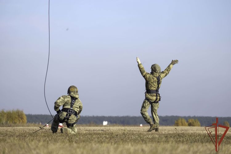 На Урале спецназ Росгвардии отработал приемы десантирования с борта вертолета (видео)