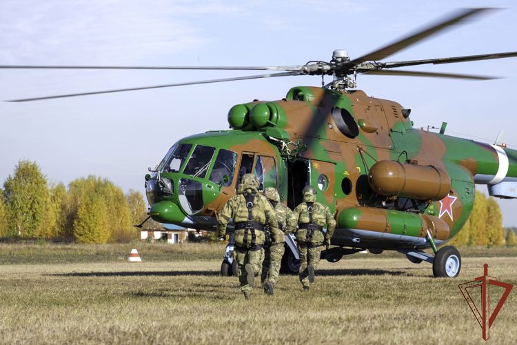 На Урале спецназ Росгвардии отработал приемы десантирования с борта вертолета (видео)