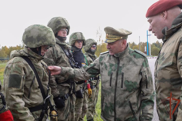 Спецназ Северо-Западного округа Росгвардии отработал беспарашютное десантирование