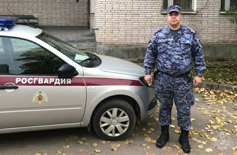 Сотрудник Росгвардии вынес из огня пенсионерку в Ленинградской области