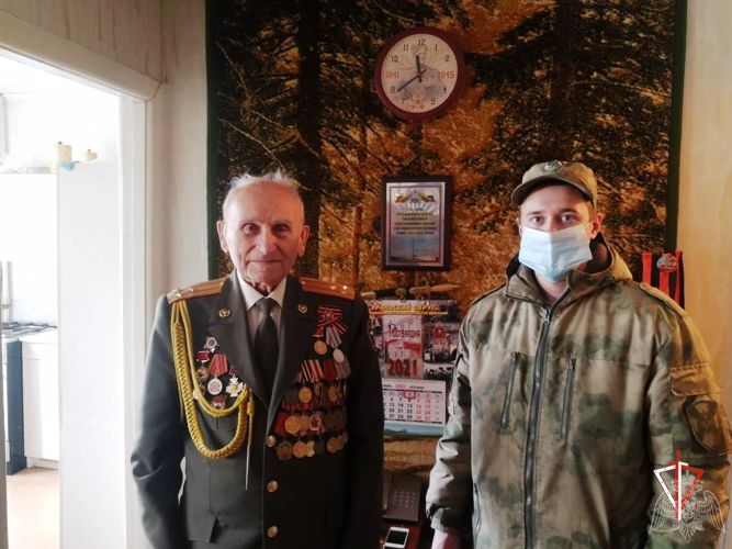 Росгвардейцы Уральского округа навестили ветеранов Великой Отечественной войны 