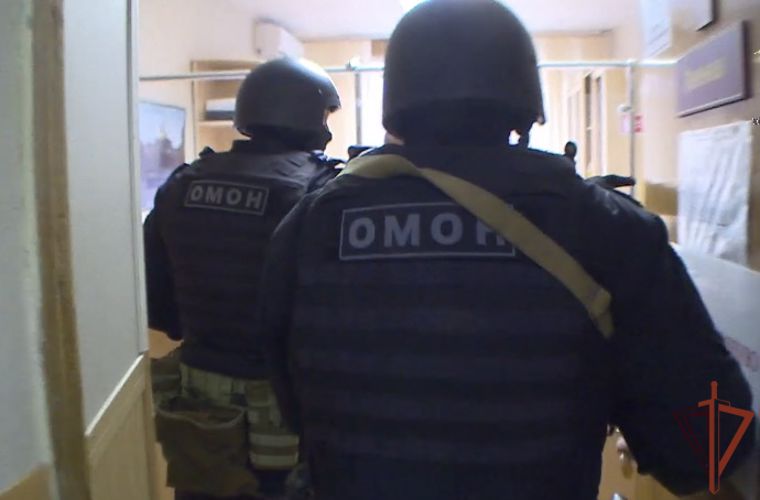 При содействии Росгвардии в Смоленске задержан подозреваемый в получении взятки