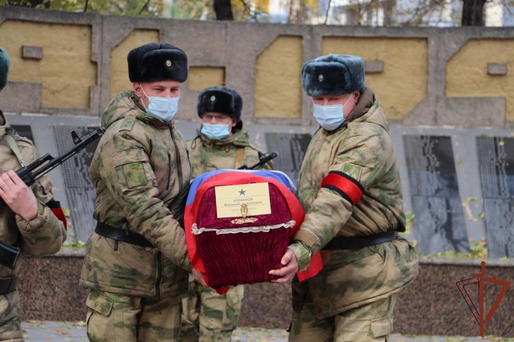 Росгвардейцы приняли участие в захоронении останков погибшего красноармейца