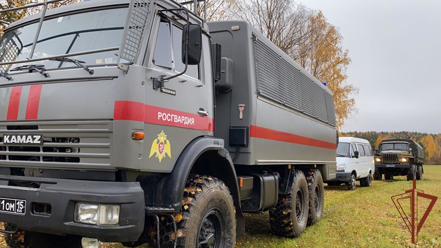 Сыктывкарский ОМОН Росгвардии отрабатывает боевые навыки в лесной местности