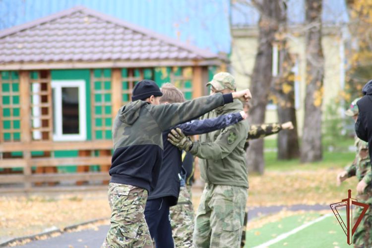Около 50 воспитанников амурской федерации военно-тактических игр прошли мастер-класс от Росгвардии