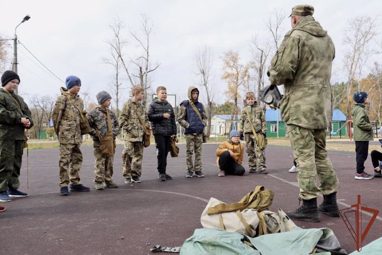 Около 50 воспитанников амурской федерации военно-тактических игр прошли мастер-класс от Росгвардии