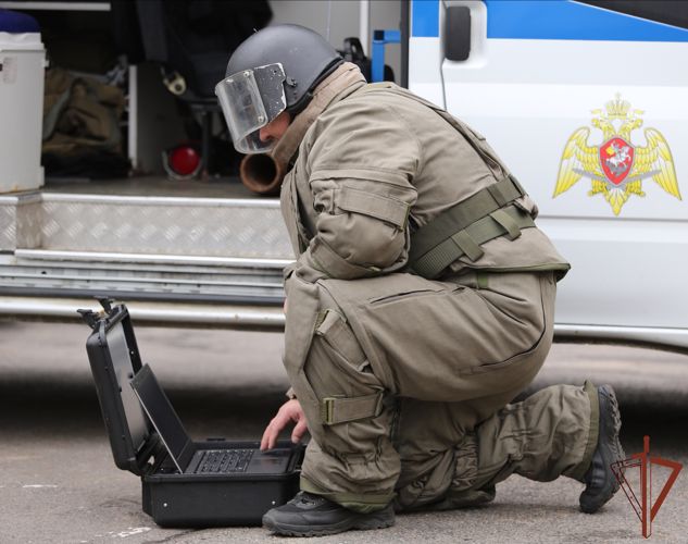Взрывотехники ОМОН Росгвардии обезвредили в Северной столице мину времён войны
