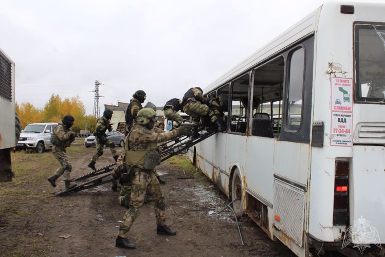 В Вологодской области сотрудники СОБР Росгвардии завершили полевой выход
