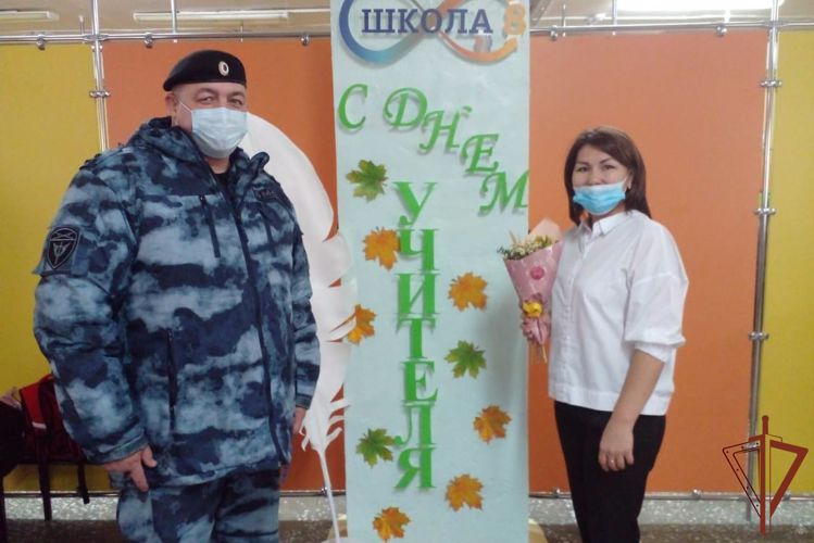 На Урале представители Росгвардии поздравили учителей подшефных учреждений с профессиональным праздником