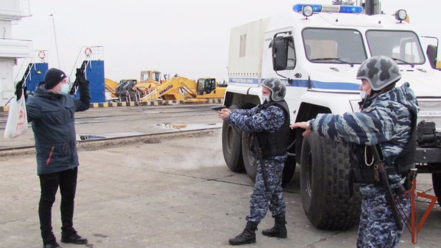 Росгвардия продемонстрировала способы защиты архангельского порта