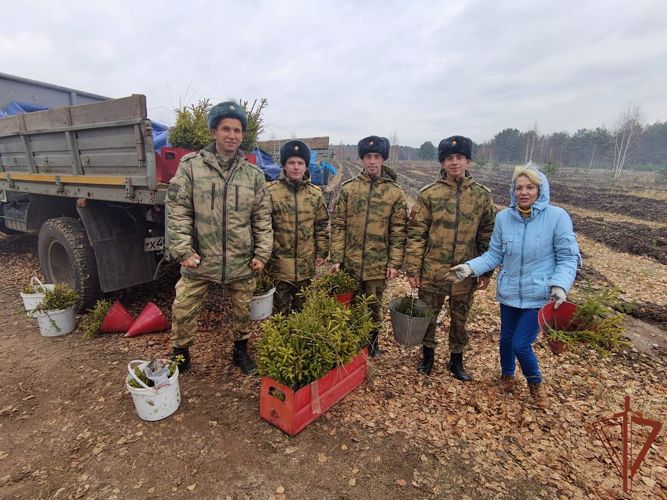 Более 1200 деревьев высадили спецназовцы и курсанты Росгвардии в рамках акции «Сохраним лес» в Казани