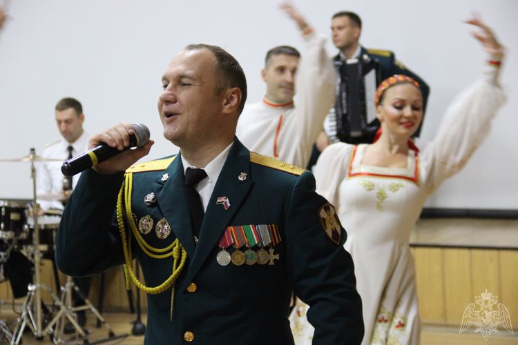 Ансамбль песни и пляски Северо-Кавказского округа Росгвардии поздравил военнослужащих спецподразделений с профессиональным праздником
