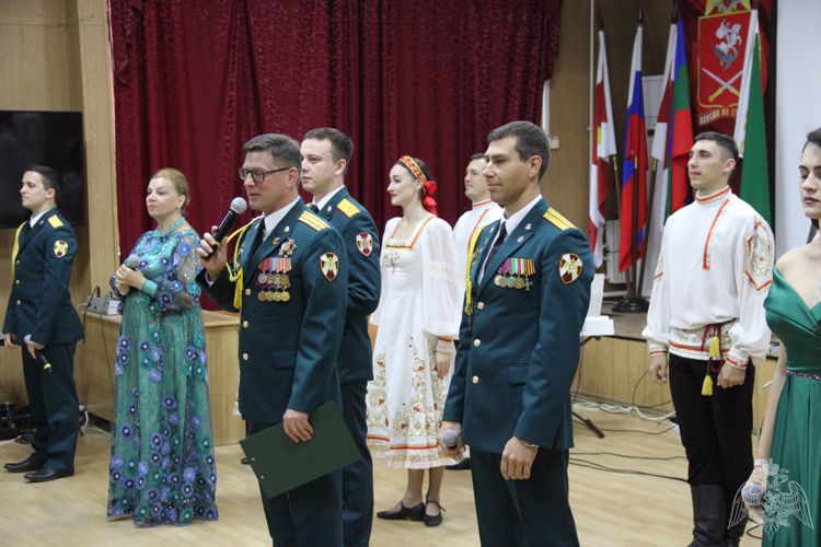 Ансамбль песни и пляски Северо-Кавказского округа Росгвардии поздравил военнослужащих спецподразделений с профессиональным праздником