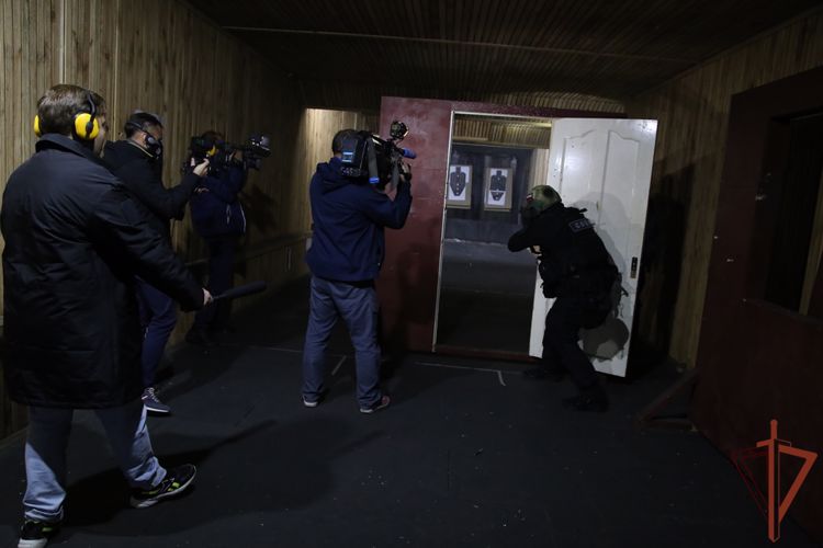 Челябинских журналистов познакомили со службой СОБР Росгвардии (видео)