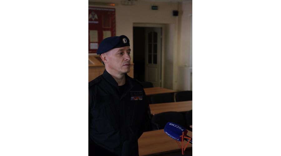 Челябинских журналистов познакомили со службой СОБР Росгвардии (видео)