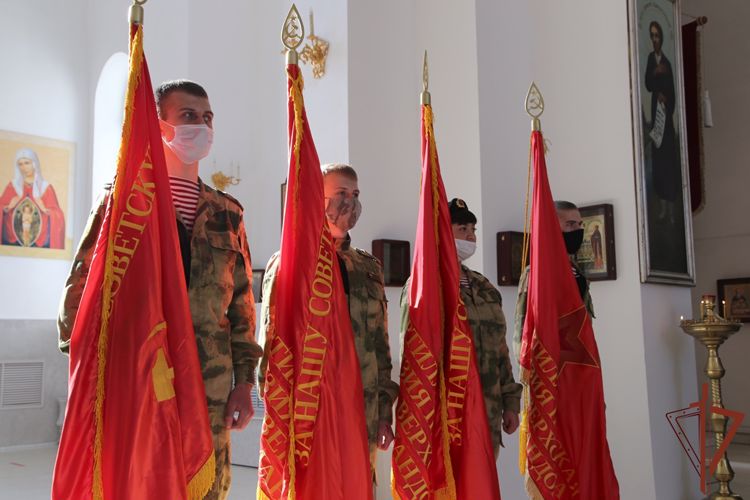 Начальник тероргана Росгвардии на Южном Урале вручил копию знамени времён войны участникам движения «Полки Победы»