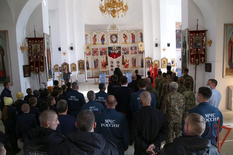 Начальник тероргана Росгвардии на Южном Урале вручил копию знамени времён войны участникам движения «Полки Победы»