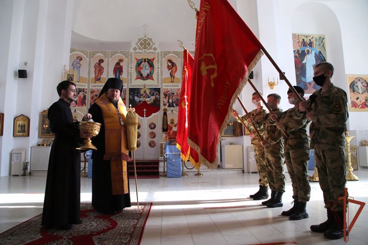 Начальник тероргана Росгвардии на Южном Урале вручил копию знамени времён войны участникам движения «Полки Победы»