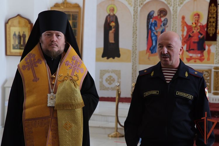 Начальник тероргана Росгвардии на Южном Урале вручил копию знамени времён войны участникам движения «Полки Победы»