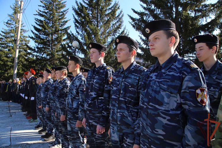 Начальник тероргана Росгвардии на Южном Урале вручил копию знамени времён войны участникам движения «Полки Победы»