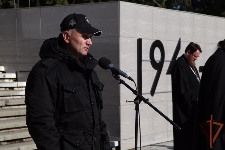 Начальник тероргана Росгвардии на Южном Урале вручил копию знамени времён войны участникам движения «Полки Победы»